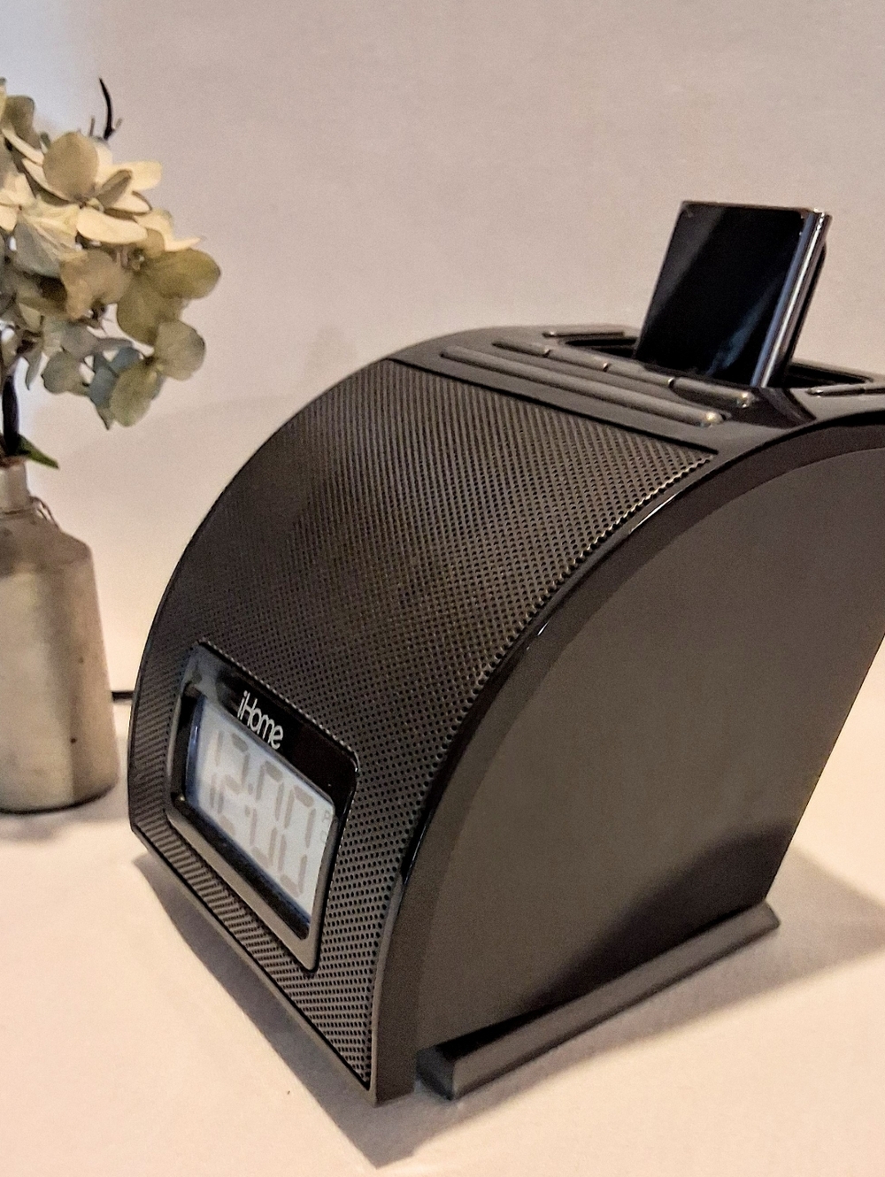 iHome P11 - Alarm Clock, Charging Dock, Radio, Speaker, FM Aux.